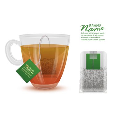 İçinde siyah çay ve çay poşeti olan cam bardak beyaz arka planda izole edilmiş. Sıcak siyah çay.