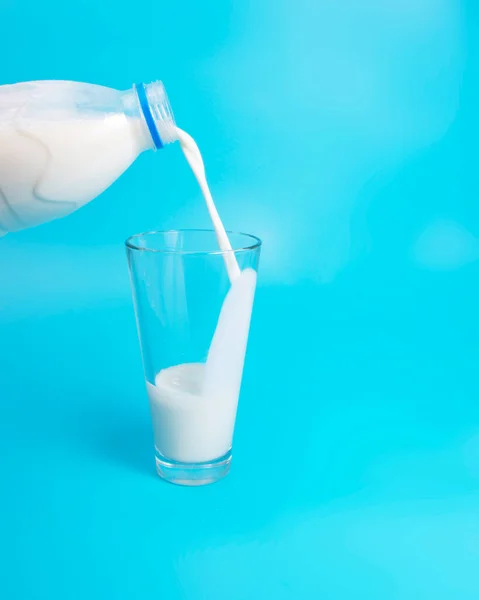 Mavi Arkaplanda Bardaktaki Doğal Beyaz Süt Seçici Odak — Stok fotoğraf
