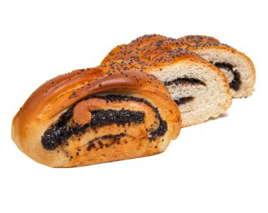 Beyaz zemin üzerinde izole haşhaşlı turta ürünü