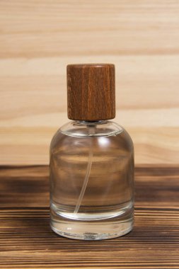 Koyu ahşap arka planda parfüm şişesi metin için kopyalama alanı ile ahşap koku