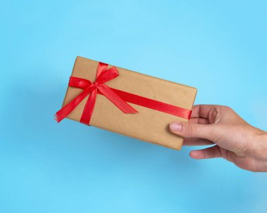 Mavi arka planda kırmızı fiyonklu hediye kutusu kağıdı