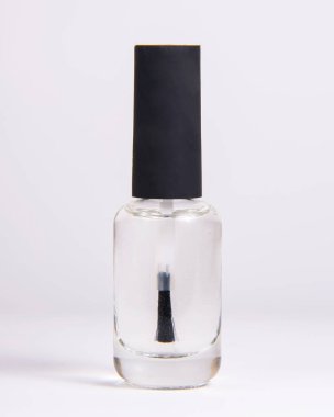 Beyaz arka plan modelinde tırnak cilası şişesi camı.