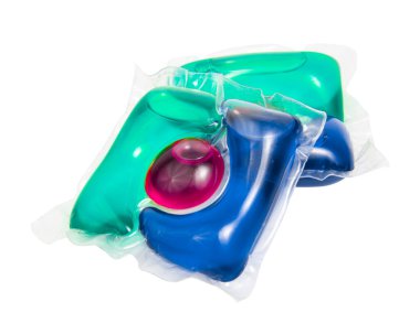 Beyaz arka planda izole edilmiş çok renkli çamaşır yıkamak için jel kapsülündeki sıvı tozu