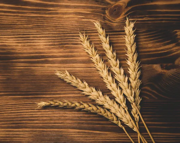 Kopyalama alanı olan ahşap masa arkasındaki doğal buğday