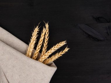 Doğal buğday kumaş kavramı koyu siyah arkaplan ve kopyalama alanı