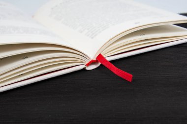 Siyah arkaplanda bürokrasi olan beyaz kitap sayfaları