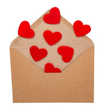 İçi keçeli kalple dolu kahverengi zarf beyaz arka planda izole edilmiş aşk kavramı