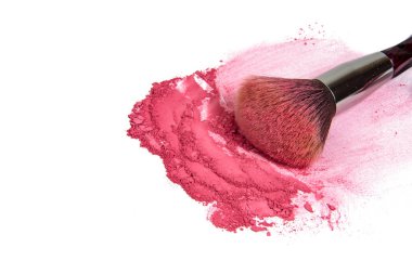 Beyaz arka planda izole edilmiş renkli ruj tozuyla makyaj fırçası.