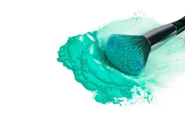 Beyaz arka planda izole edilmiş renkli ruj tozuyla makyaj fırçası.