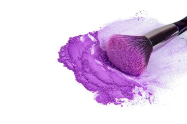 Beyaz arka planda izole edilmiş renkli ruj tozuyla makyaj fırçası.