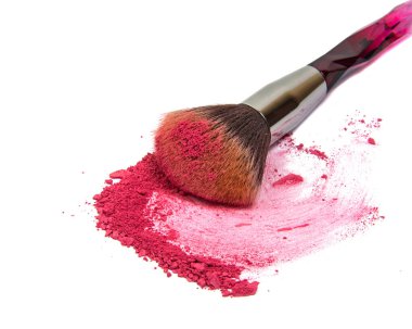 Beyaz arka planda izole edilmiş renkli ruj tozuyla makyaj fırçası.