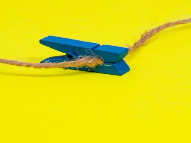 Giysiler ahşap, sarı arka plan dekoratif.