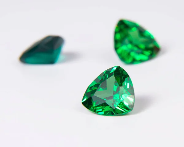 ホワイトのエレガントなエメラルドグリーンの石のダイヤモンドジュエリー — ストック写真