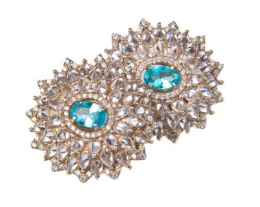 Mavi taşlı elmas küpeler. Mücevherlerle süslü. Yaklaş.