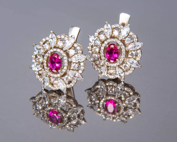 Diamentowe Kolczyki Różowym Kamieniem Luksusowe Makro Bliska — Zdjęcie stockowe