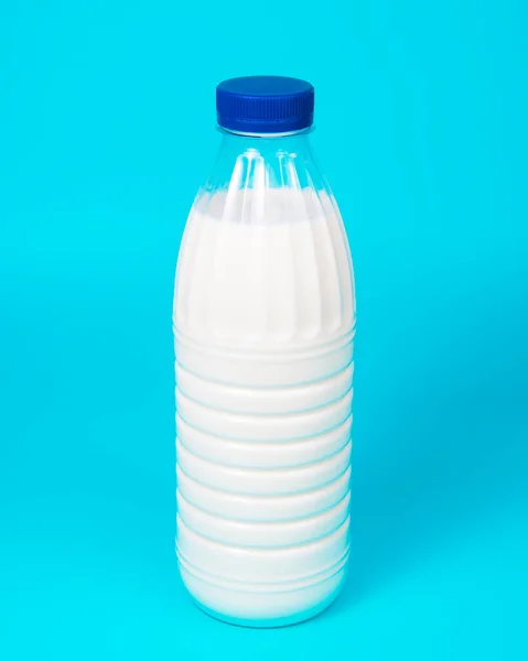 Botella Leche Fresca Natural Sobre Fondo Azul Con Espacio Para — Foto de Stock