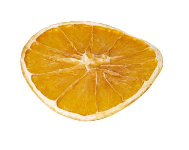 Kurutulmuş portakallı frizbi diyeti dilimleri beyaz arka planda izole edilmiş.