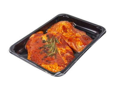 Beyaz arka planda izole edilmiş vakum kutusunda marine edilmiş rosmary ve baharatlı et.