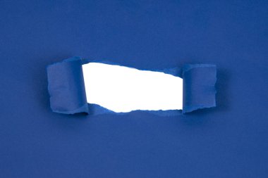 Metin için izole edilmiş beyaz delik ile mavi kağıt hasarlı