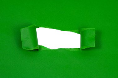 Metin için izole edilmiş beyaz delik ile hasarlı yeşil kağıt