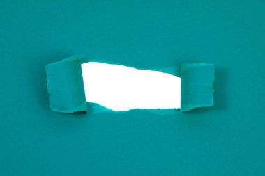 Metin için izole edilmiş beyaz delik ile mavi kağıt hasarlı