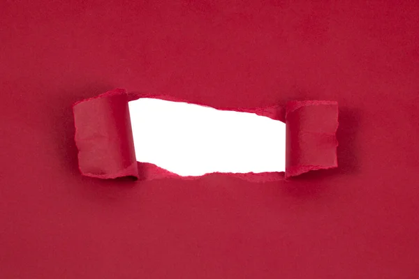 Červený Marsala Papír Poškozený Roztržený Bílou Dírou Izolovaný Copyspace Pro — Stock fotografie
