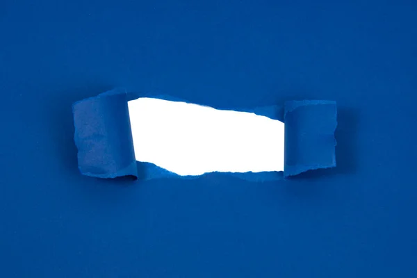 Modrý Papír Poškozený Roztržený Bílou Dírou Izolovaný Copyspace Pro Text — Stock fotografie