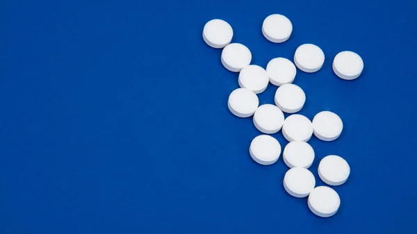Medcine Pílulas Brancas Farmácia Aspirina Fundo Azul — Fotografia de Stock