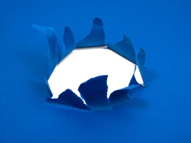 Fikir için delik telif alanı arka planına sahip ezilmiş mavi kağıt