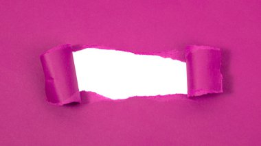 Fikir için delik telif alanı arkaplan ile ezilmiş pembe kağıt