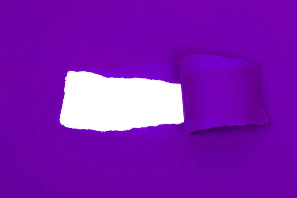 Fioletowy Kruszony Papier Podarty Otworem Tle Copyspace Dla Pomysłu — Zdjęcie stockowe