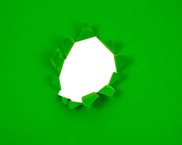 アイデアのための穴のコピースペースの背景と緑の破砕紙 — ストック写真