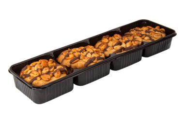 Beyaz arka planda fındıklı ve çikolatalı kurabiyeler mükemmel.