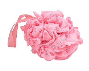 Duş için pembe banyo süngeri beyaz arka planda izole edilmiş vücut bakımı