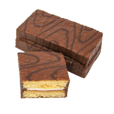 Kremalı bisküvi keki. Beyaza izole edilmiş çikolata.