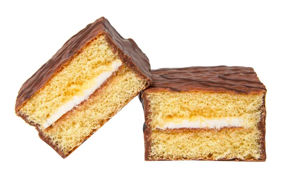 Kremalı bisküvi keki. Beyaza izole edilmiş çikolata.