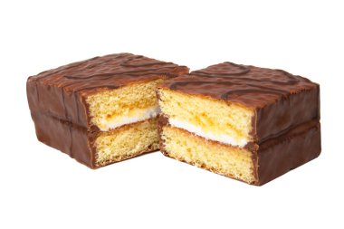 Kremalı bisküvi keki. Beyaza izole edilmiş çikolata.