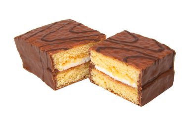 Kremalı bisküvi keki. Beyaza izole edilmiş çikolata.