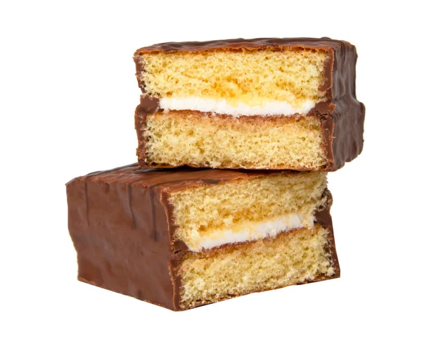 Kremalı bisküvi keki. Beyaza izole edilmiş çikolata.