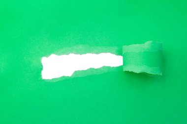 Kağıt yeşili arkaplanda delik yırtıldı