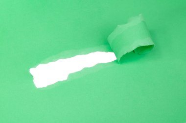 Kağıt yeşili arkaplanda delik yırtıldı