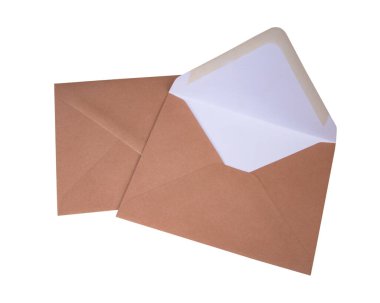 Beyaz arkaplanda izole edilmiş kahverengi zarf