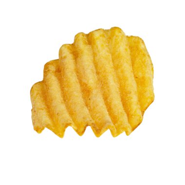Dalgalı patates cipsi beyaz arka planda izole edilmiş.