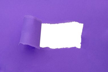 Delikli kağıt menekşe renk arkaplanı