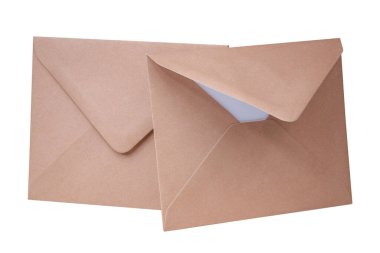 Beyaz arkaplanda izole edilmiş kahverengi zarf