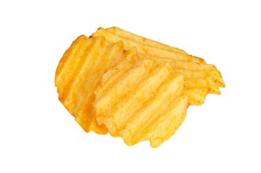 Dalgalı patates cipsi beyaz arka planda izole edilmiş.