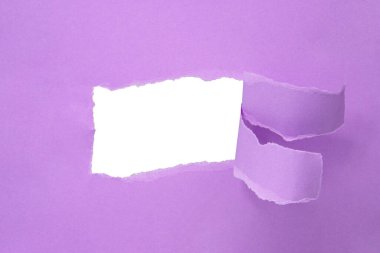 Delikli kağıt menekşe renk arkaplanı