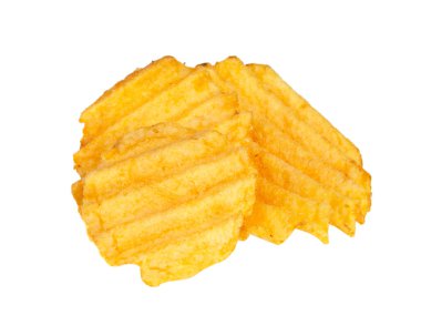 Dalgalı patates cipsi beyaz arka planda izole edilmiş.