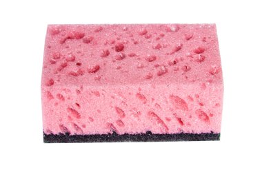 Pembe bulaşık yıkama süngeri beyaz arkaplanda izole edilmiş.