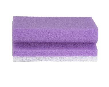 Beyaz arkaplanda mor bulaşık yıkama süngeri izole edildi